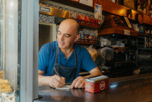 worker_at_ginjinha_popular_lisbon