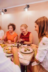 ladies_enjoying_dinner_Leve_Leve_Tapas_Bar_Lisbon