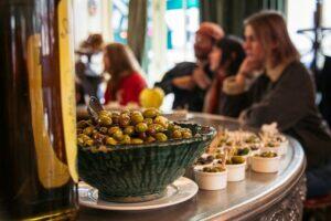 bowl_of_olives_at_Miznon_Marais_Paris