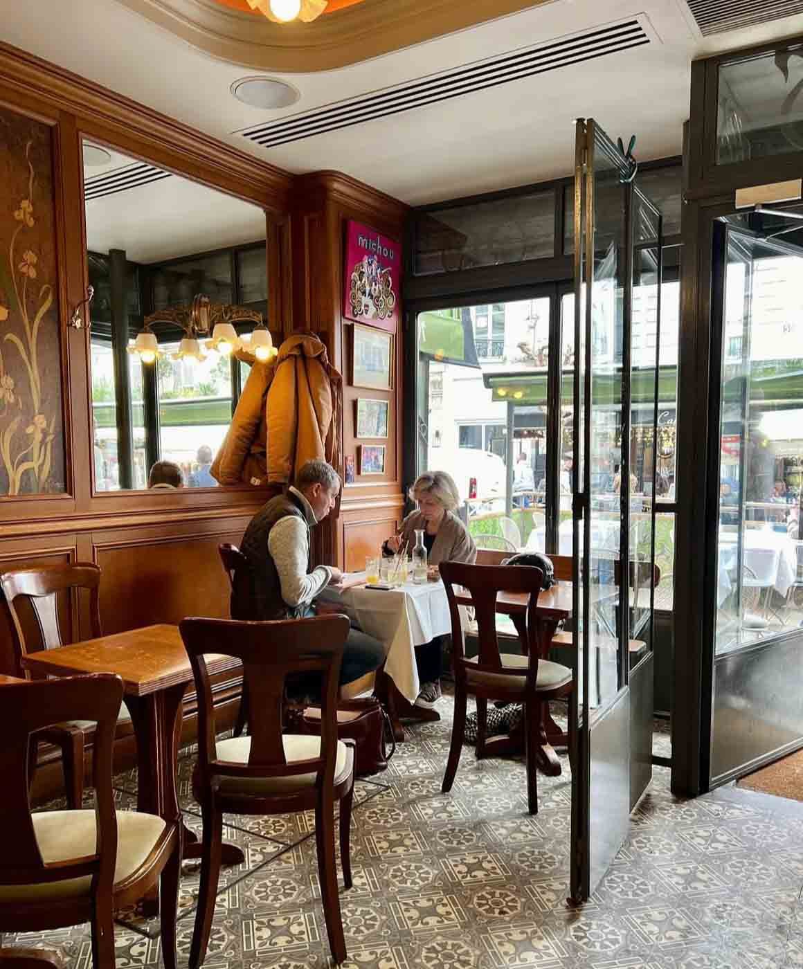 Seating_area_at_L’Écailler_de_La_Mascotte_Paris