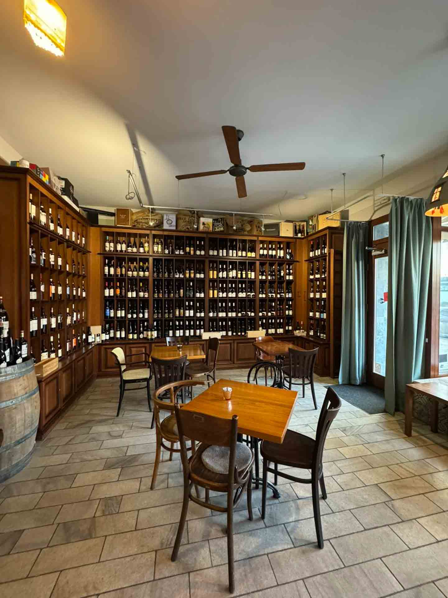 Barriqada_wine_bar_Prague
