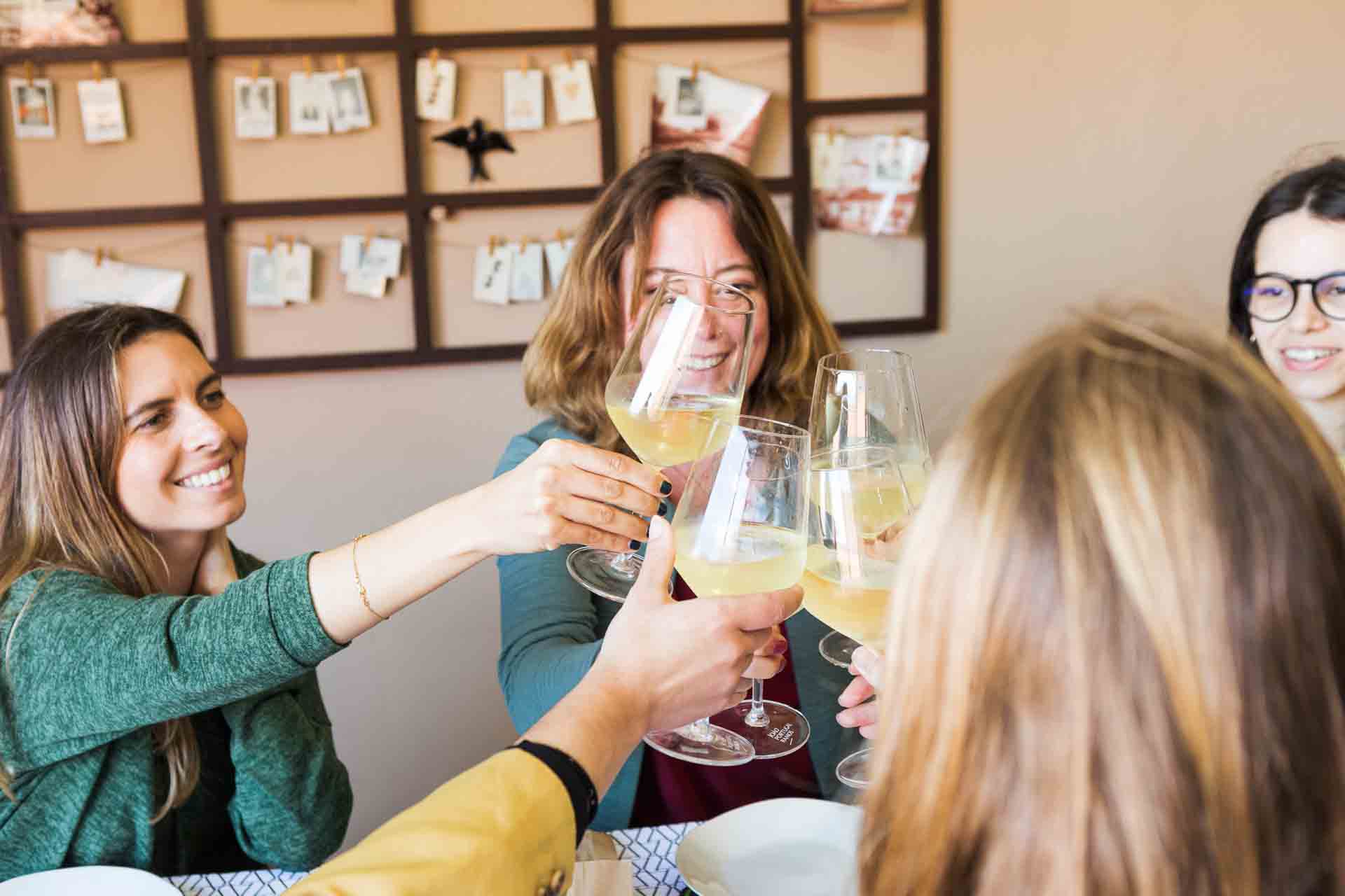 people_clinking_glasses_of_wine_Mercearia_do_Bernardino_Vila_Nova_de_Gaia_Porto