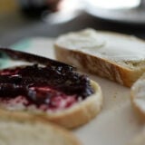 Tostada_con_mantequilla_y_mermelada_Seville