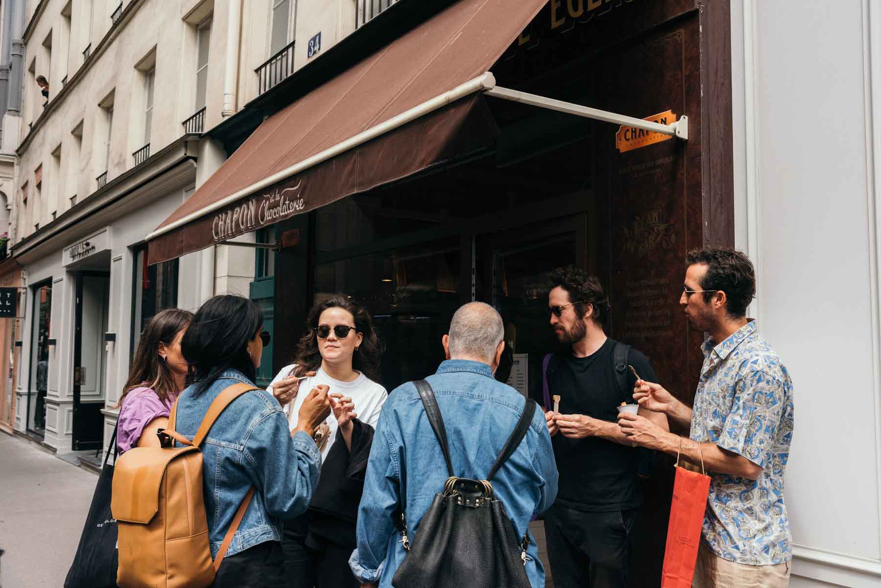 people_standing_outside_Chapon_et_la_Chocolaterie_paris