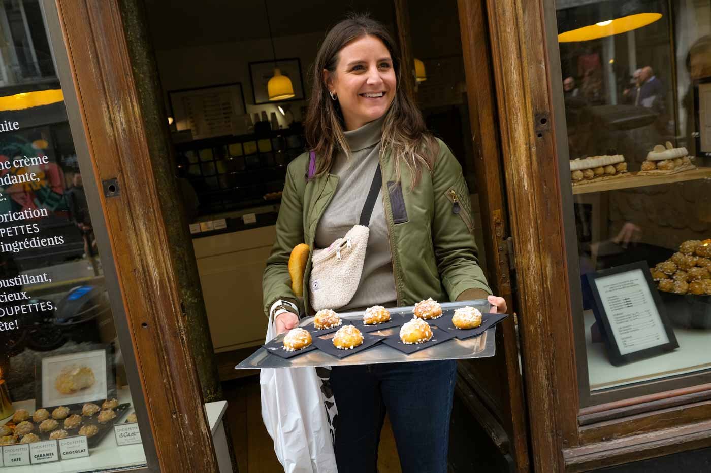 guide_holding_tray_at_Choupettes_de_ChouChou_Paris