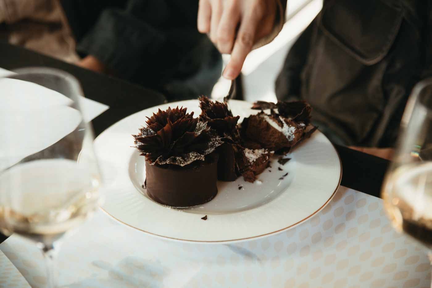 person_eating_at_Lenôtre_Paris