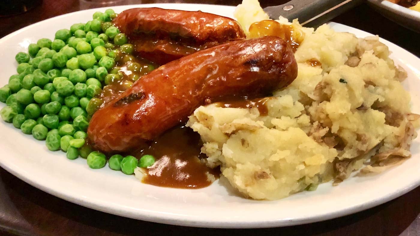 Bangers_mash_and_peas_London