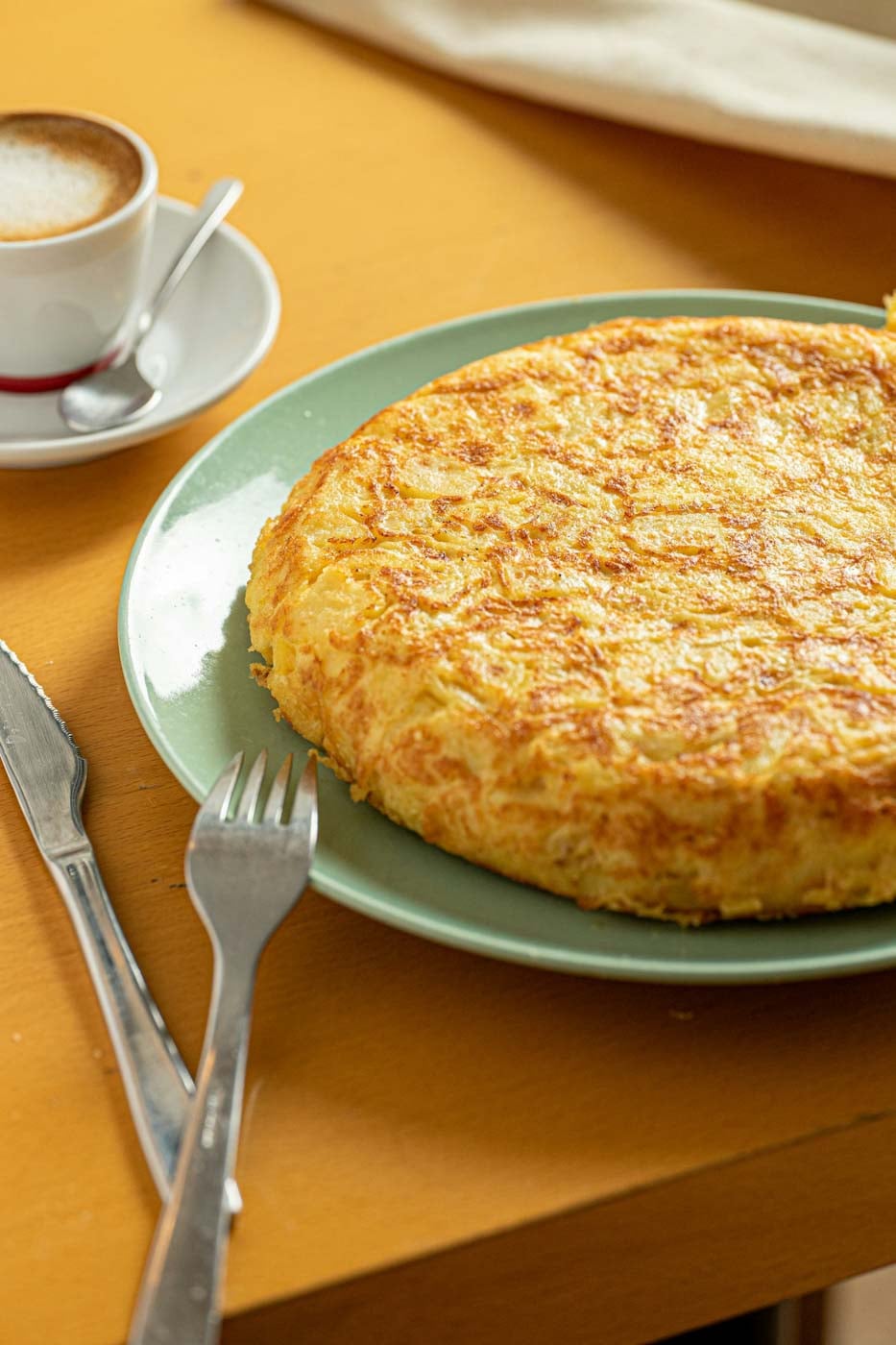 Spanish_tortilla_at_a_table_Seville