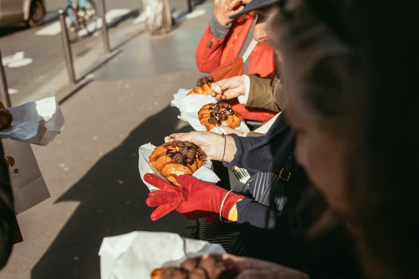 People_eating_croissants_Éclair_de_Génie_Paris