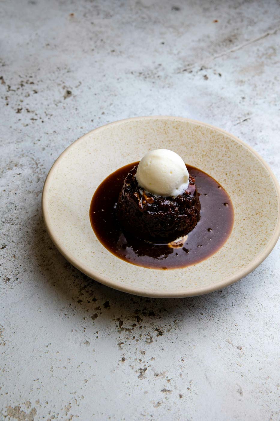 Sticky_toffee_pudding_with_ice_cream_London