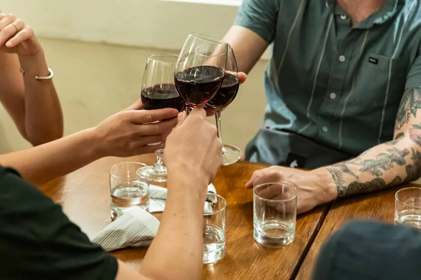 Wine_glass_toast_Trattoria_da_Ginone_Florence