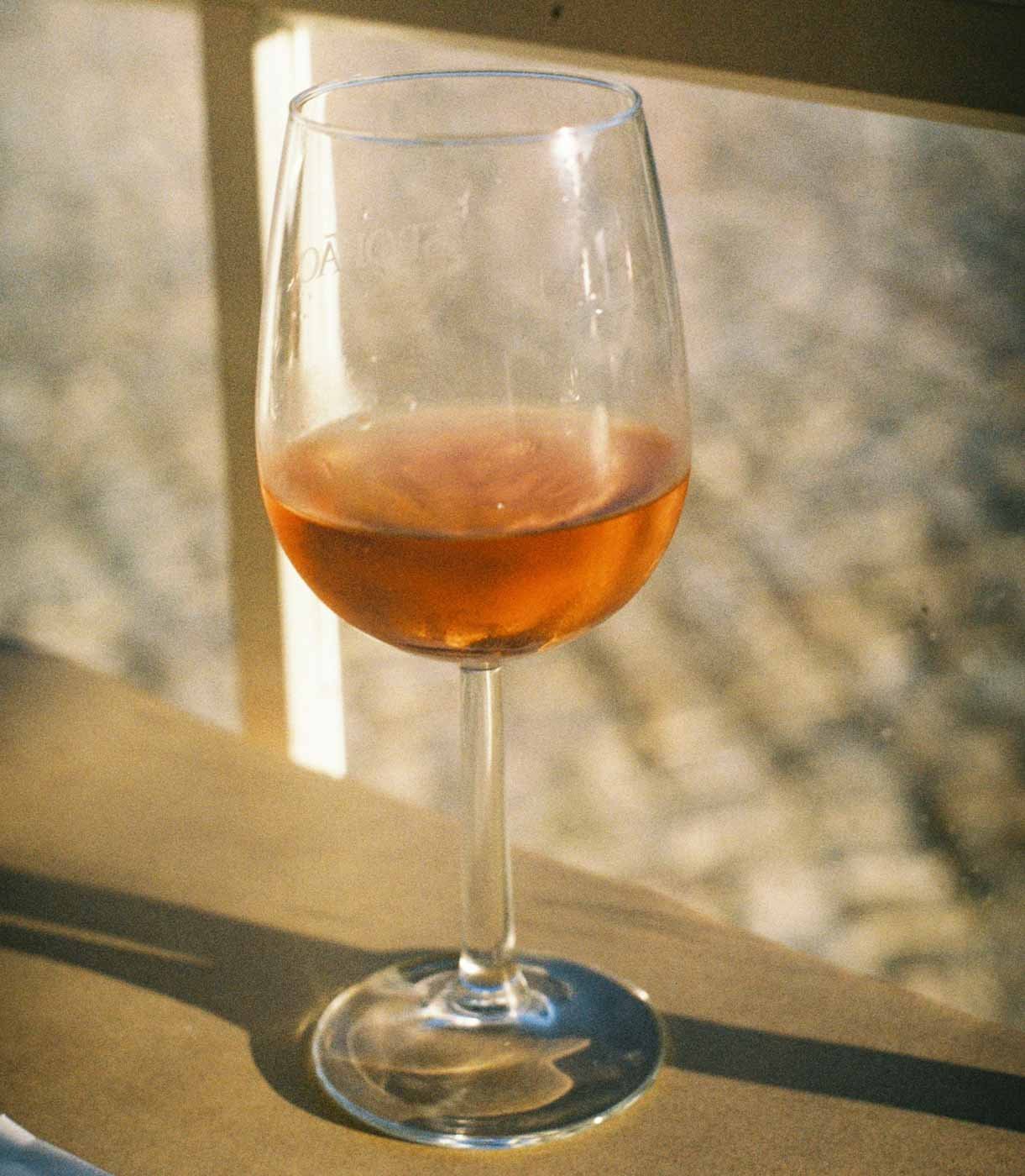closeup_of_a_glass_of_orange_wine