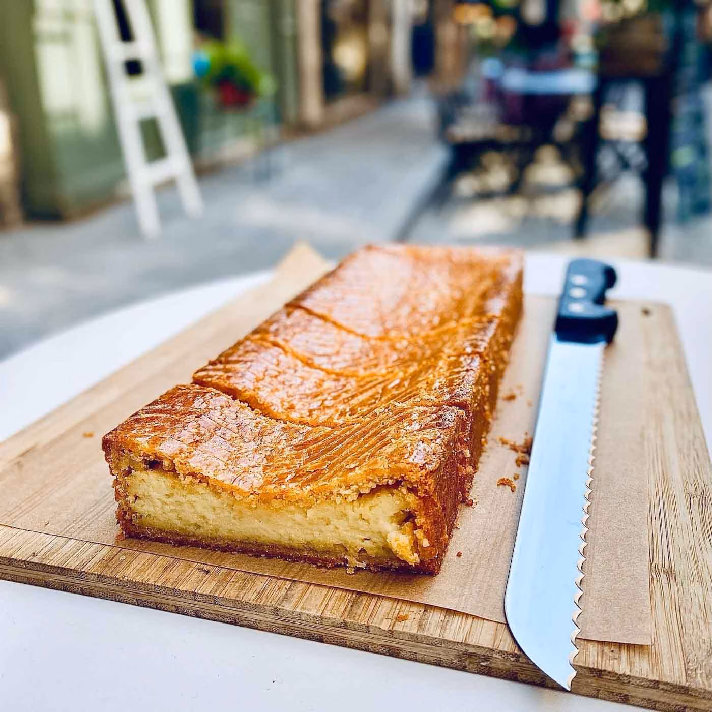Cake_outside_Paris_Victoire_Boulangerie_Pâtisserie